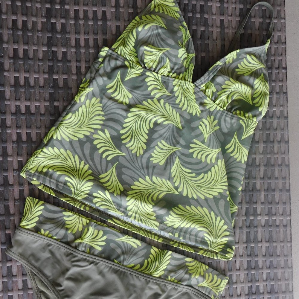 La Vie en Rose aqua swimsuit top size medium